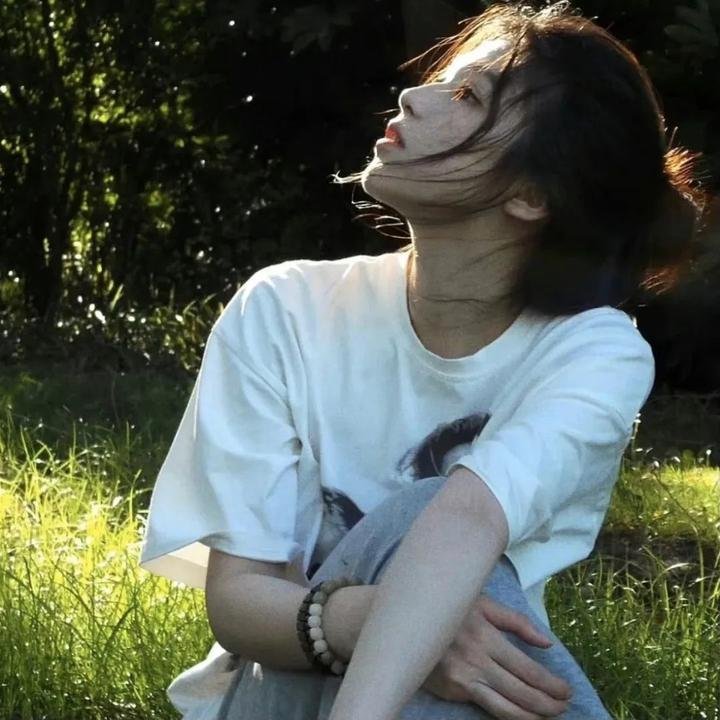 穿一只红鞋的男人